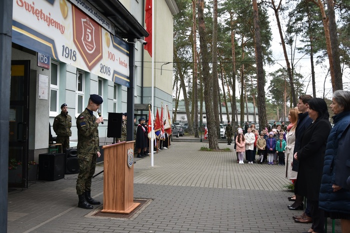 Uroczyste odsłonięcie tablicy upamiętniającej walkę i męczeństwo nauczycieli i pracowników Szkoły Podstawowej nr 5 w Otwocku w czasie II wojny światowej i otwarcie Sali 100-lecia im. Aleksandry i Józefa Piłsudskich – Otwock, 31 marca 2023. Fot. SP 5 w Otwocku