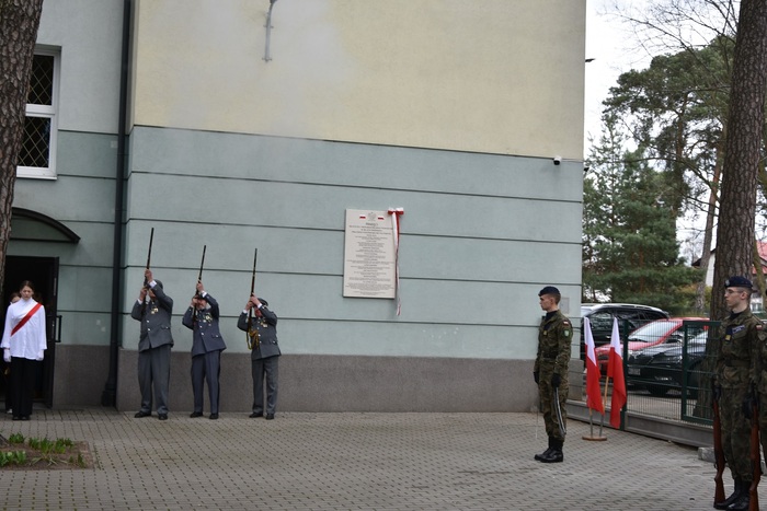 Uroczyste odsłonięcie tablicy upamiętniającej walkę i męczeństwo nauczycieli i pracowników Szkoły Podstawowej nr 5 w Otwocku w czasie II wojny światowej i otwarcie Sali 100-lecia im. Aleksandry i Józefa Piłsudskich – Otwock, 31 marca 2023. Fot. SP 5 w Otwocku