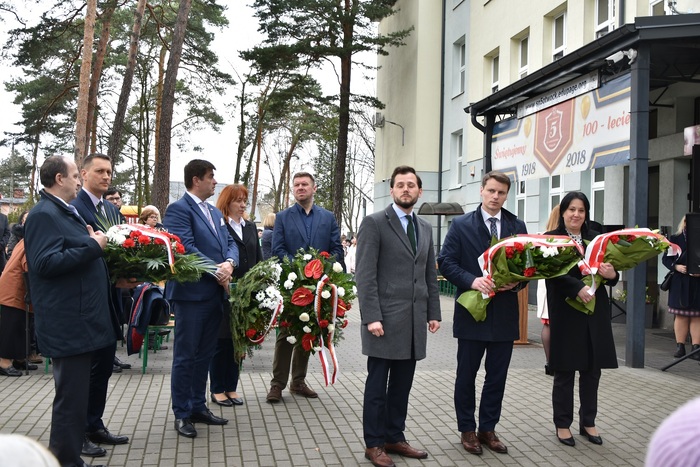 Uroczyste odsłonięcie tablicy upamiętniającej walkę i męczeństwo nauczycieli i pracowników Szkoły Podstawowej nr 5 w Otwocku w czasie II wojny światowej i otwarcie Sali 100-lecia im. Aleksandry i Józefa Piłsudskich – Otwock, 31 marca 2023. Fot. SP 5 w Otwocku