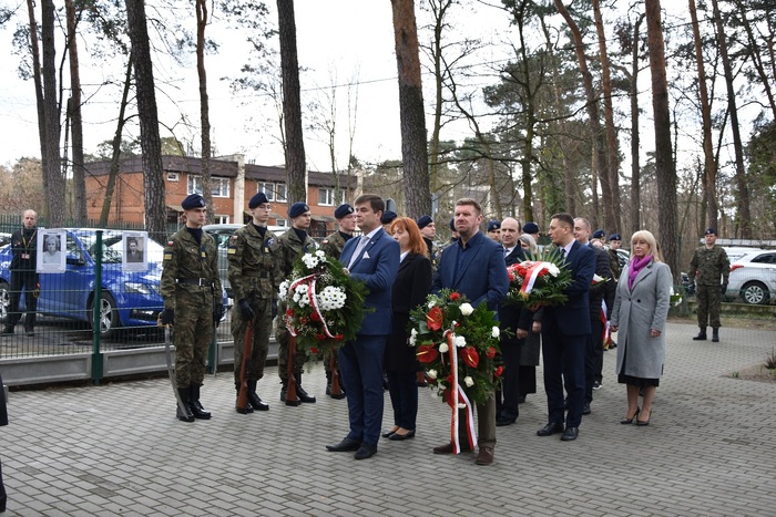 Uroczyste odsłonięcie tablicy upamiętniającej walkę i męczeństwo nauczycieli i pracowników Szkoły Podstawowej nr 5 w Otwocku w czasie II wojny światowej i otwarcie Sali 100-lecia im. Aleksandry i Józefa Piłsudskich – Otwock, 31 marca 2023. Fot. SP 5 w Otwocku