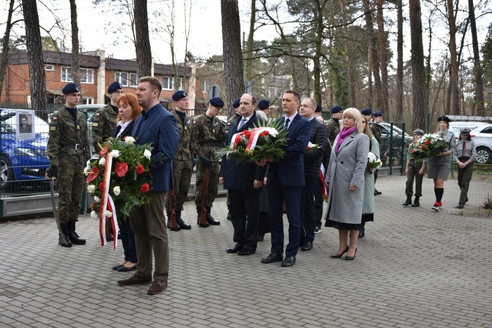 Uroczyste odsłonięcie tablicy upamiętniającej walkę i męczeństwo nauczycieli i pracowników Szkoły Podstawowej nr 5 w Otwocku w czasie II wojny światowej i otwarcie Sali 100-lecia im. Aleksandry i Józefa Piłsudskich – Otwock, 31 marca 2023. Fot. SP 5 w Otwocku