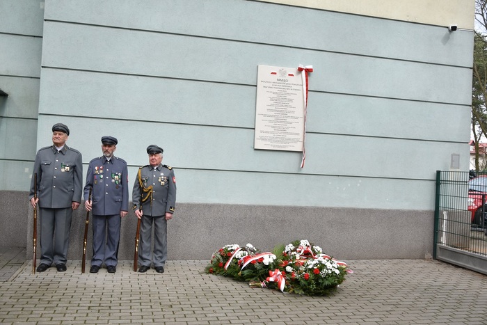 Uroczyste odsłonięcie tablicy upamiętniającej walkę i męczeństwo nauczycieli i pracowników Szkoły Podstawowej nr 5 w Otwocku w czasie II wojny światowej i otwarcie Sali 100-lecia im. Aleksandry i Józefa Piłsudskich – Otwock, 31 marca 2023. Fot. SP 5 w Otwocku