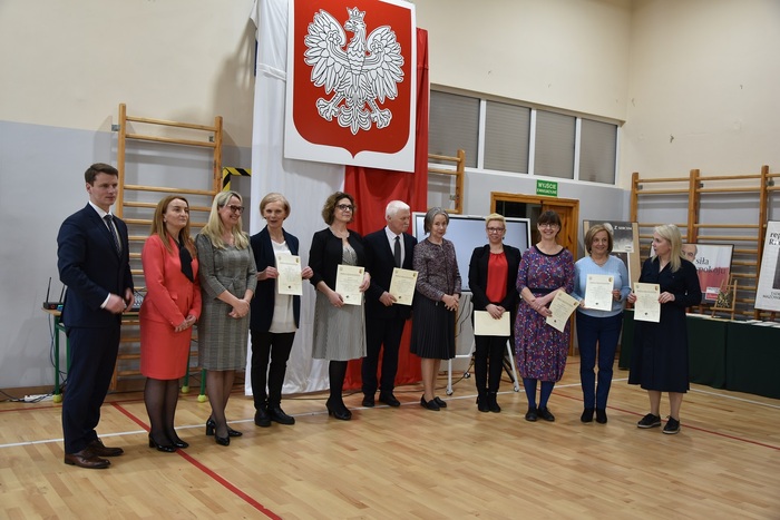 Uroczyste odsłonięcie tablicy upamiętniającej walkę i męczeństwo nauczycieli i pracowników Szkoły Podstawowej nr 5 w Otwocku w czasie II wojny światowej i otwarcie Sali 100-lecia im. Aleksandry i Józefa Piłsudskich – Otwock, 31 marca 2023. Fot. SP 5 w Otwocku