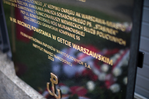Odsłonięcie tablicy upamiętniającej żołnierzy Armii Krajowej, którzy udzielali pomocy powstańcom w getcie warszawskim – Warszawa, 18 kwietnia 2023. Fot. Sławomir Kasper (IPN)