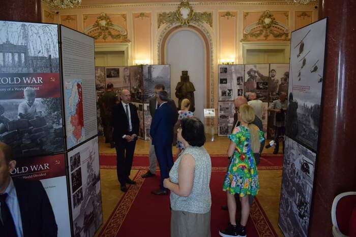 Otwarcie angielskiej wersji wystawy „Zimna wojna. Krótka historia podzielonego świata” – Krajowa (Rumunia), 20 lipca 2023. Fot. Daniel Botea