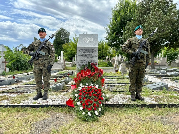 Pracownicy IPN złożyli kwiaty na miejscowym cmentarzu katolickim, na którym znajduje się pomnik poświęcony polskim uchodźcom z czasów II wojny światowej oraz 37 polskich grobów. Fot. Manuela Kaczyńska/PKW Rumunia