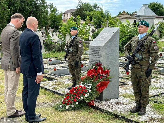 Pracownicy IPN złożyli kwiaty na miejscowym cmentarzu katolickim, na którym znajduje się pomnik poświęcony polskim uchodźcom z czasów II wojny światowej oraz 37 polskich grobów. Fot. Manuela Kaczyńska/PKW Rumunia