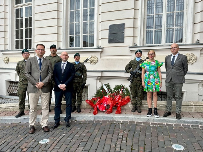 Pracownicy IPN złożyli kwiaty pod tablicą upamiętniającą pobyt prezydenta Ignacego Mościckiego i Naczelnego Wodza marszałka Edwarda Rydza „Śmigłego” w 1939 r. w Pałacu Constantina Mihaila w Krajowej. Fot. Manuela Kaczyńska/PKW Rumunia