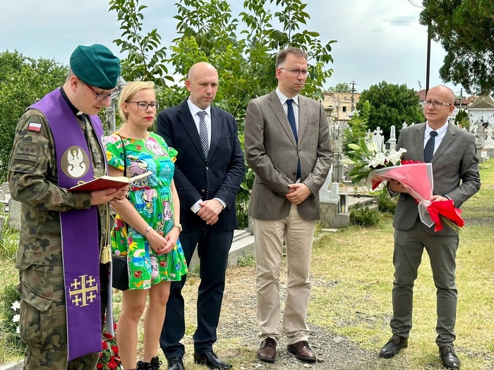 Składanie kwiatów na miejscowym cmentarzu katolickim, na którym znajduje się pomnik poświęcony polskim uchodźcom z czasów II wojny światowej oraz 37 polskich grobów. Fot. Manuela Kaczyńska/PKW Rumunia