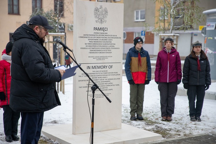 Odsłonięcie tablicy upamiętniającej wypędzenie nasielskiej społeczności żydowskiej w 1939 r. – Nasielsk, 3 grudnia 2023. Fot. Michał Rosenberg (IPN)