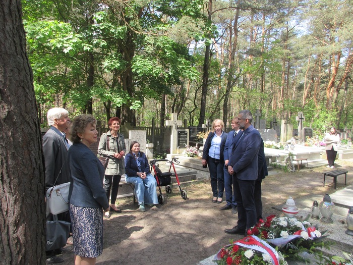 Uroczyste złożenie kwiatów oraz zapalenie znicza na wyremontowanym nagrobku Stefana Szymańskiego – Warszawa Wesoła, 8 maja 2024