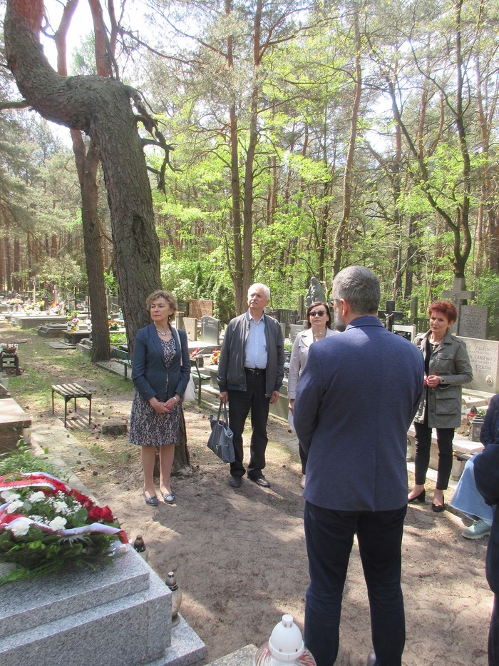 Uroczyste złożenie kwiatów oraz zapalenie znicza na wyremontowanym nagrobku Stefana Szymańskiego – Warszawa Wesoła, 8 maja 2024