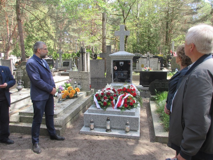 Uroczyste złożenie kwiatów oraz zapalenie znicza na wyremontowanym nagrobku Stefana Szymańskiego – Warszawa Wesoła, 8 maja 2024