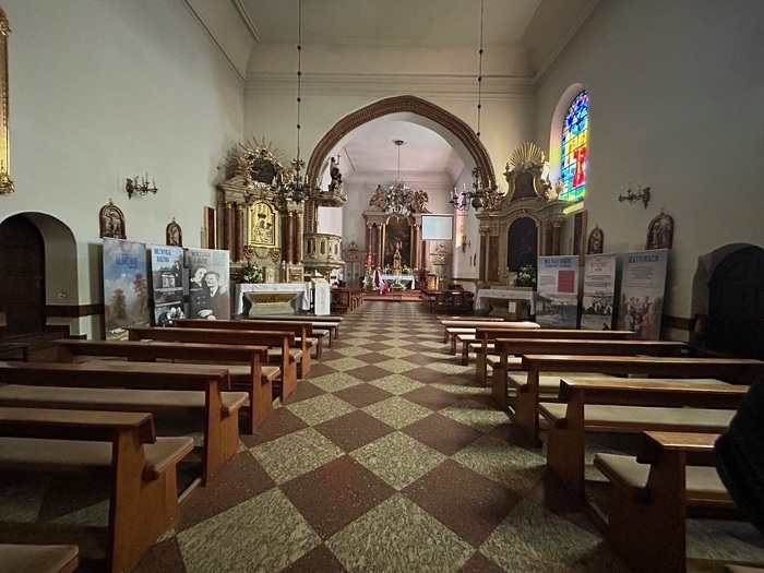 Prezentacja wystawy IPN „Błogosławieni Ulmowie z Markowej” w kościołach archidiecezji warszawskiej w związku z peregrynacją relikwii bł. Rodziny Ulmów – Parafia św. Anny w Piasecznie