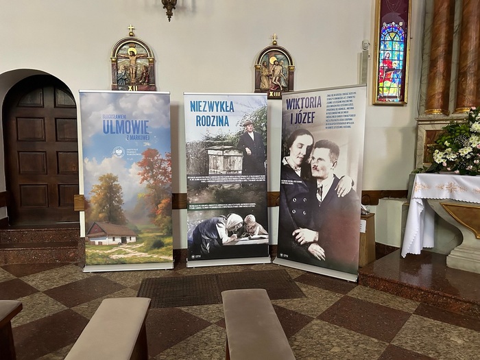 Prezentacja wystawy IPN „Błogosławieni Ulmowie z Markowej” w kościołach archidiecezji warszawskiej w związku z peregrynacją relikwii bł. Rodziny Ulmów – Parafia św. Anny w Piasecznie